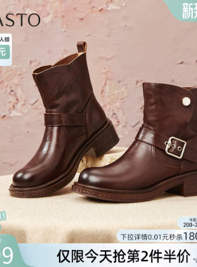 百思图冬季商场新款牛皮通勤粗跟扣带骑士靴女短靴W1120DD5