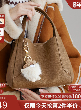 百思图春商场同款可爱卡通玩偶手拎包水桶包单肩斜挎包女X3234AX4