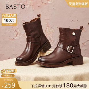百思图2025冬季 牛皮通勤粗跟扣带骑士靴女短靴W1120DD5 商场新款