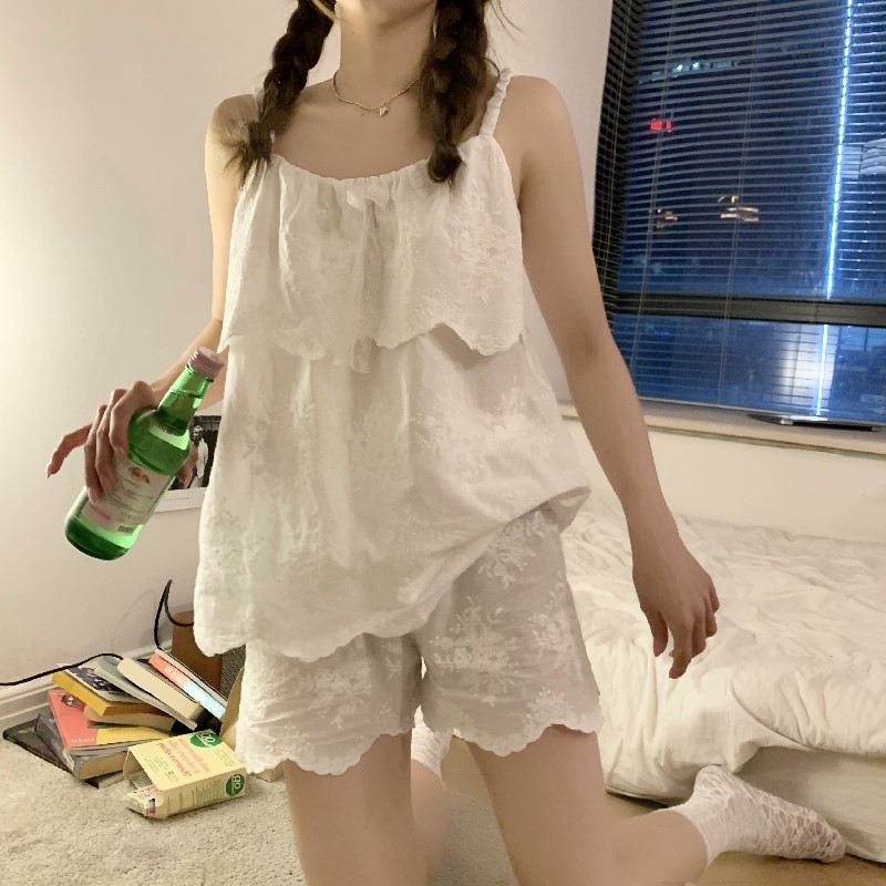 Real price Korean loose and lovely embroidered suspender Top + short two piece set