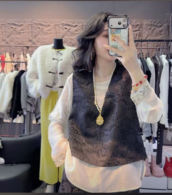 新中式国风V领盘扣贡缎提花宽松马甲女2026春秋复古套头马夹上衣