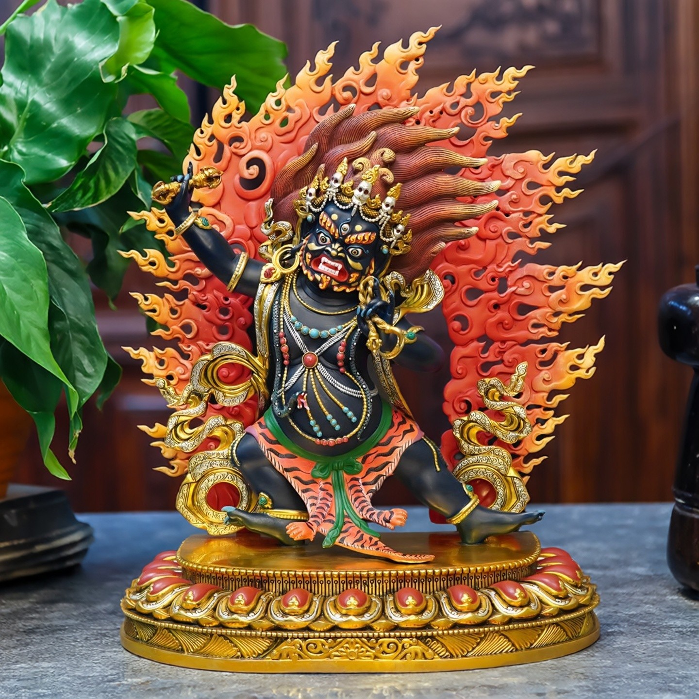 艺精品彩绘热灼色金刚手菩萨佛像