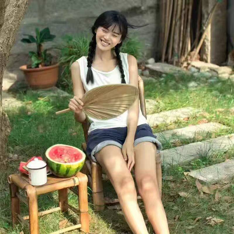 新西瓜创意照少女日系怀旧夏日主题纳凉写真竹椅子手拿复古大蒲扇