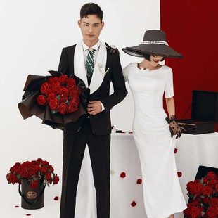 新街拍外景旅拍婚纱摄影道具大束红玫瑰女生写真拍照黑包纸手捧花