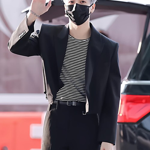 王嘉尔同款黑色男士短款西装