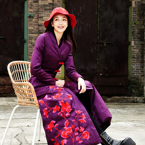此岸歌声*原创设计店-深紫绣红调玉兰花羽绒服偏宜瑞脑香（七折）