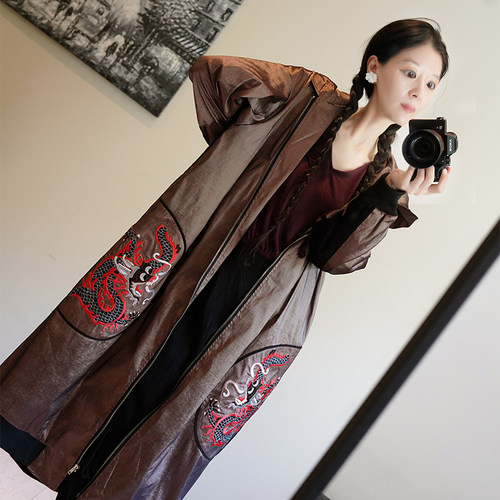 此岸歌声原创设计铜色绣龙大风衣