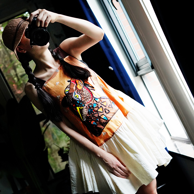 原创设计刺绣米白吊带短裙