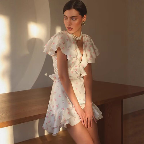 碎花V领收腰连衣裙 2026 Women's printed fashion V-neck dress
