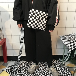 复古文艺 霹雳炫酷 棋盘格子 土酷蹦迪 街拍ins斜跨小包 杂志斜跨