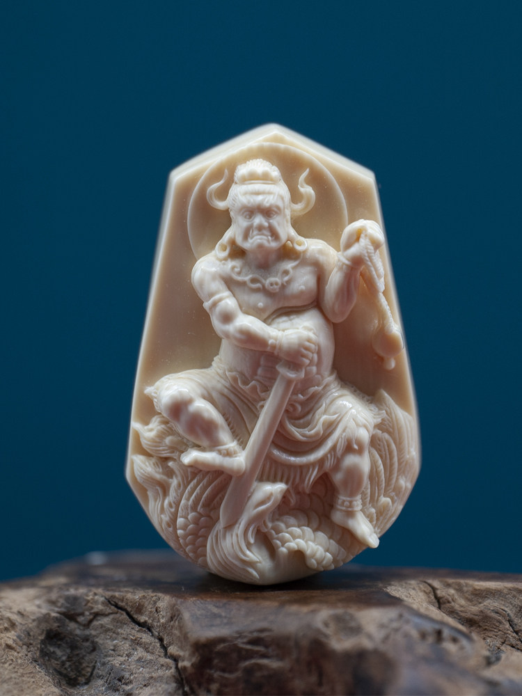 守艺猛犸象牙雕刻大师纯手工不动明王3A冰料猛犸牙雕吊坠挂件牌子