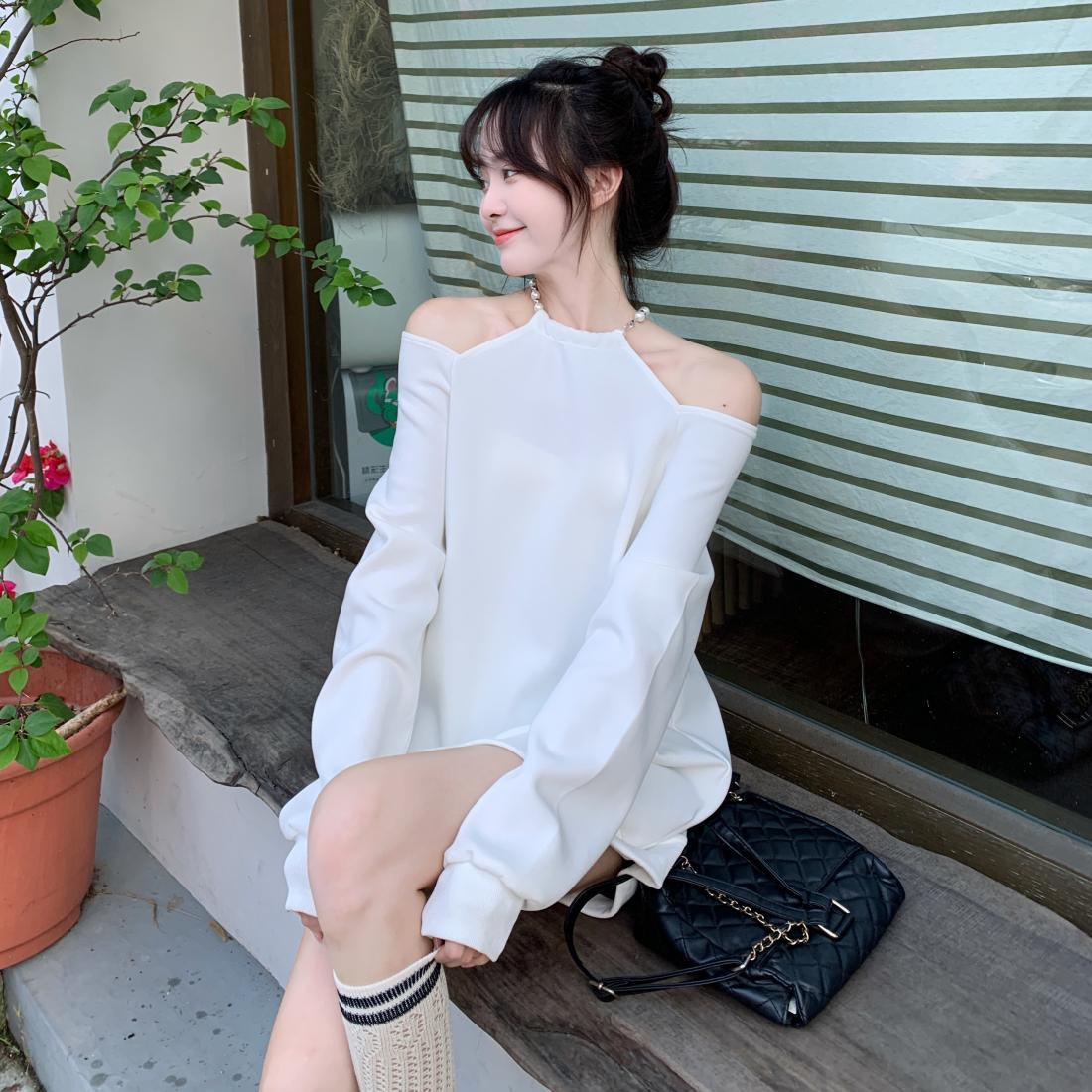 胖mm特大码300斤挂脖珠链连衣裙女春秋款法式气质宽松露肩卫衣裙