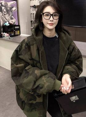 胖mm特大码300斤连帽迷彩加绒厚款外套女秋冬季洋气休闲拉链上衣