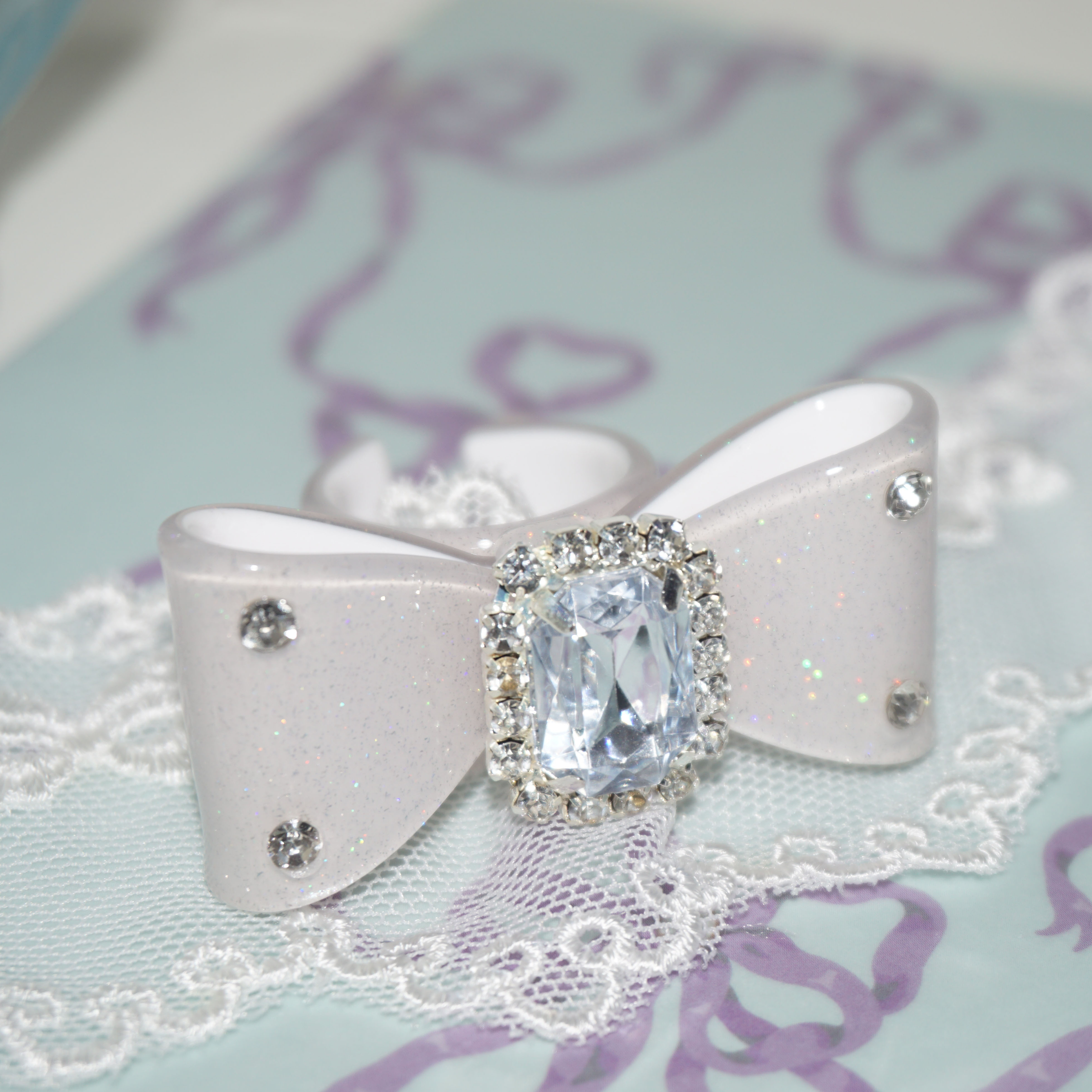 【 Three free shipping 】 Original design gemstone Stick drill Plastic sheet bow Ring Lolita Small things