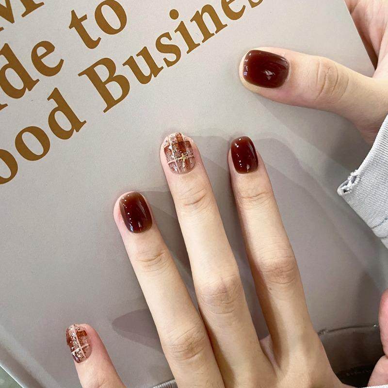 【玛瑙】手工穿戴甲焦糖咖色格纹美甲显白纯欲渐变光疗精致小短甲,彩妆/香水/美妆工具,穿戴甲/甲片,淘宝优惠券,粉丝福利购,淘宝优惠卷