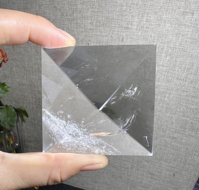 천연 화이트 크리스탈 피라미드 장식품 크리스탈은 순수하고 약간의 화려한 빛을 가지고 있습니다