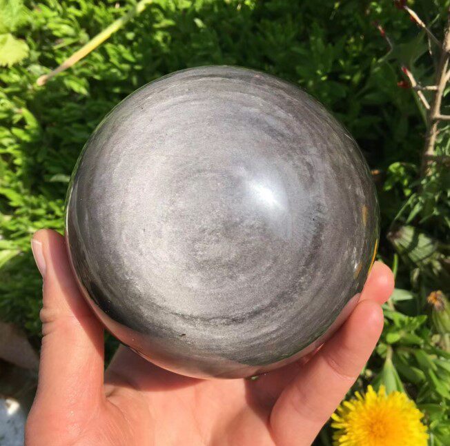 여러 개의 눈을 가진 천연 은수정구슬