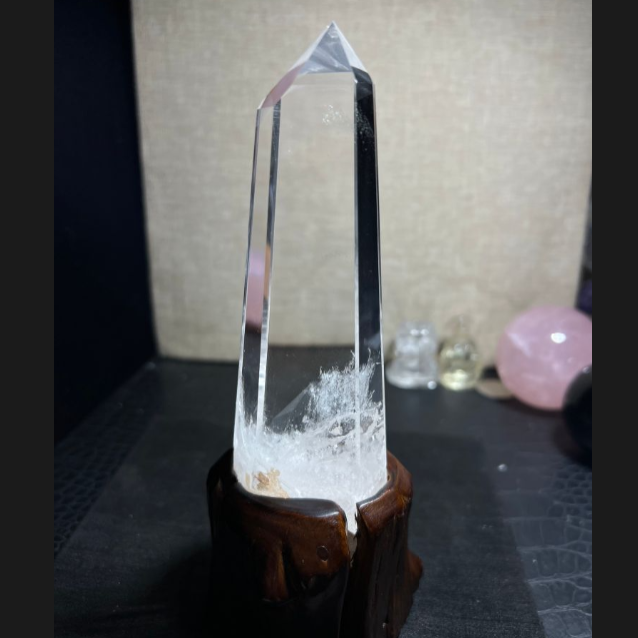 은산 피라미드를 천연 흰색 크리스털 기둥이 감싸고 있으며 다층적인 은산이 자연광에 보입니다. 18.8