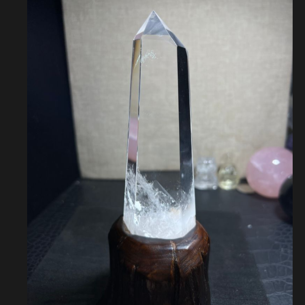 은산 피라미드를 천연 흰색 크리스털 기둥이 감싸고 있으며 다층적인 은산이 자연광에 보입니다. 18.8