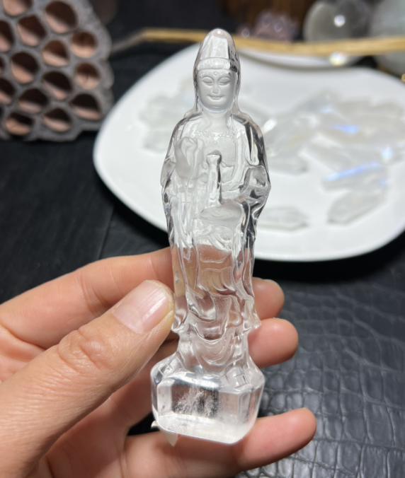 절묘한 얼굴 특징과 순수한 수정을 지닌 천연 백색 수정 관음보살 수정 조각