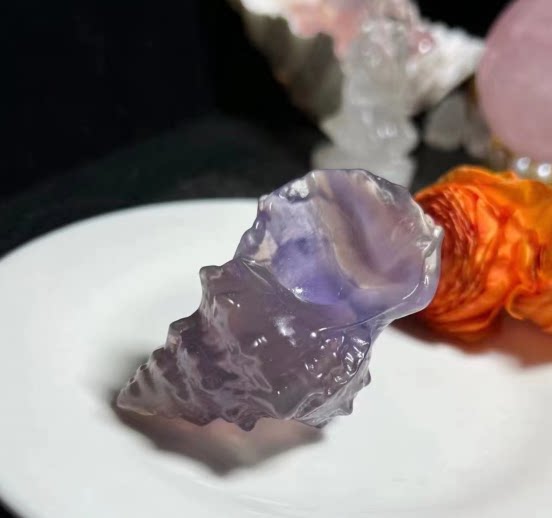 천연 보라색 형석 조가비 조각된 절묘하고 아름다운 크리스탈 새 제품