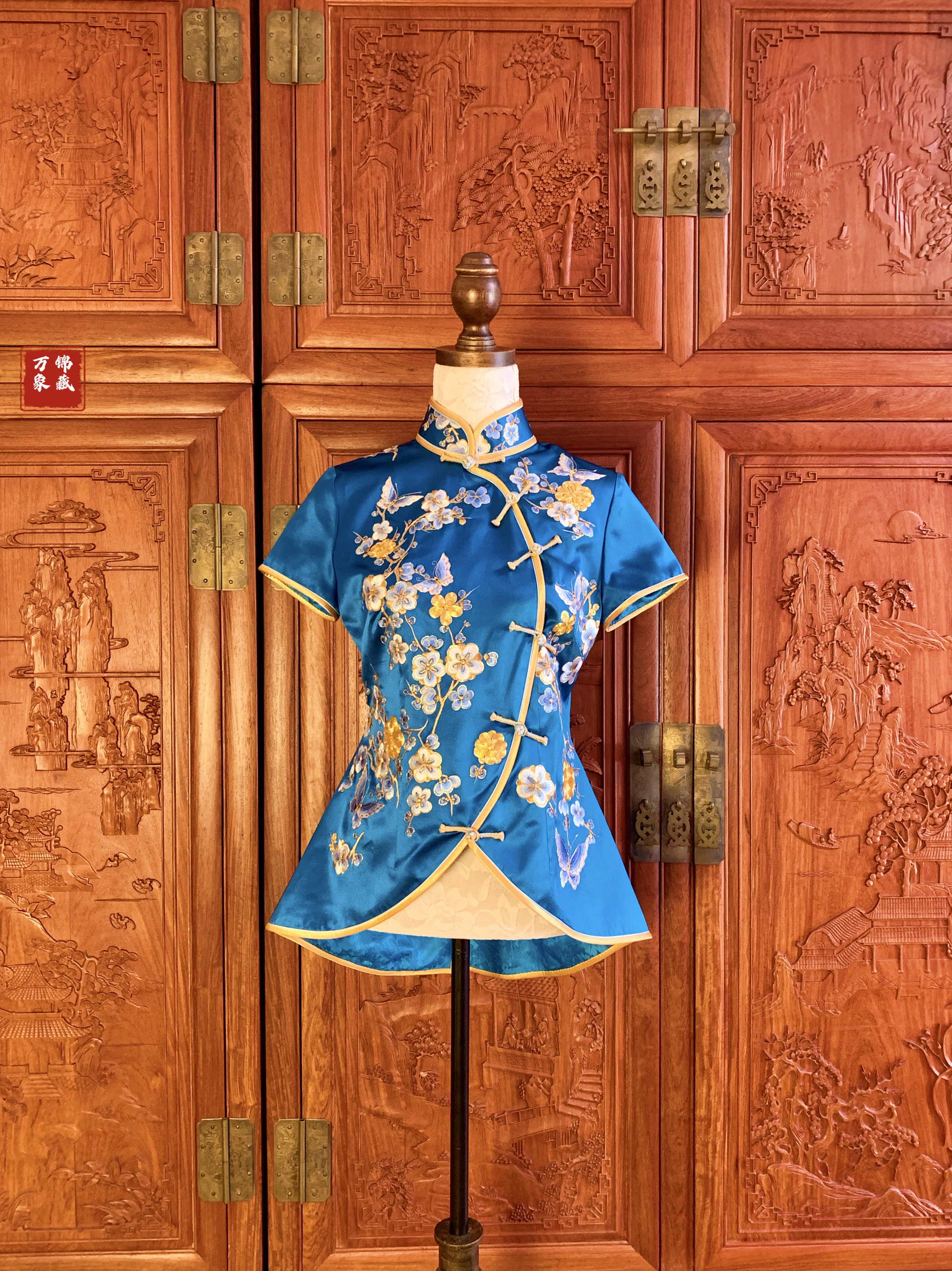 新中式国风复古湖蓝真丝手工苏绣盘金绣樱花蝴蝶燕尾式旗袍马甲女