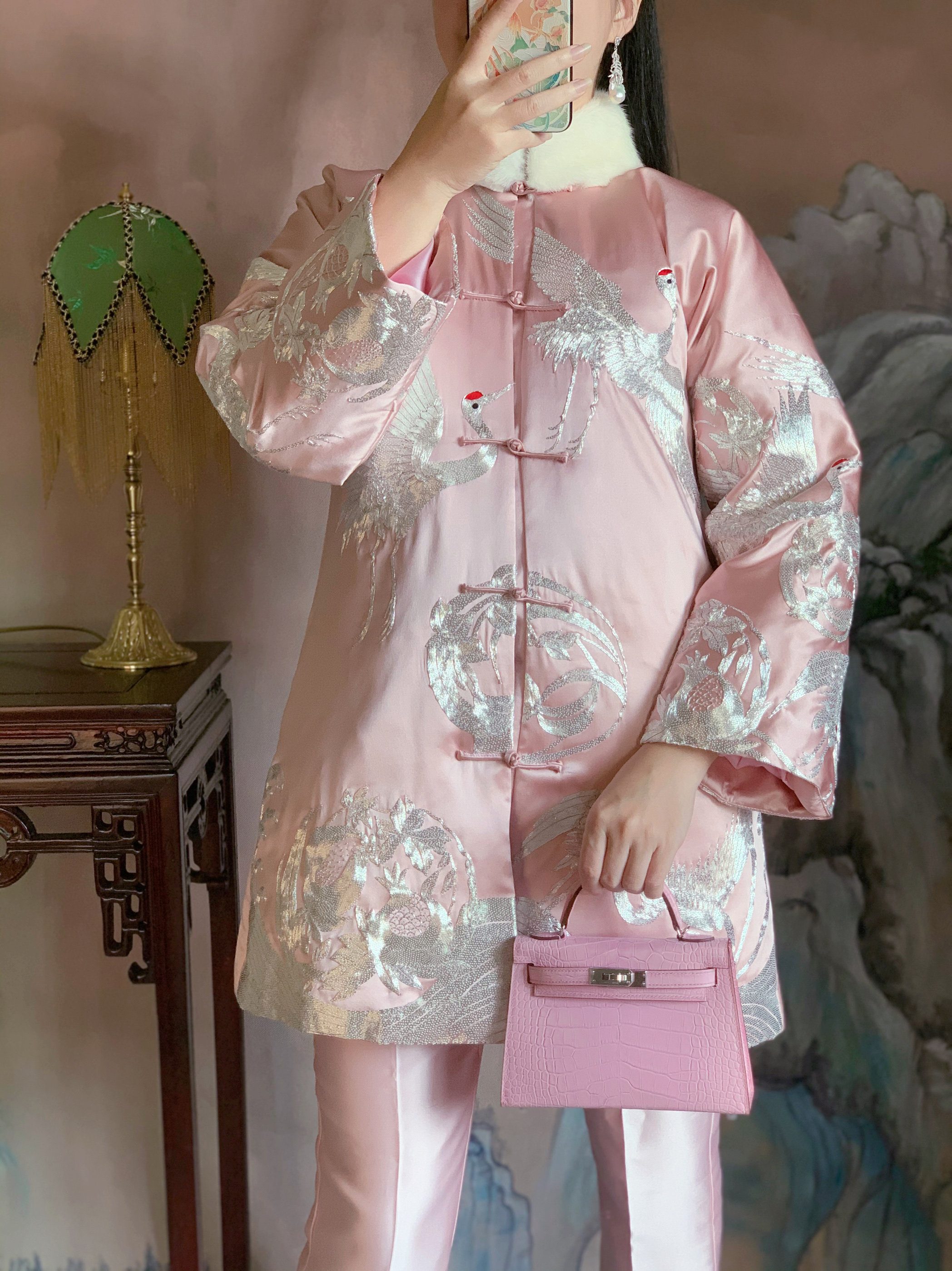 中国风复古新中式樱花粉真丝苏绣盘银绣仙鹤海浪旗袍鹅绒羽绒外套