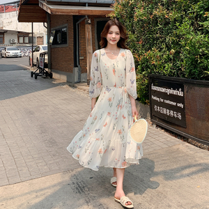 甜美碎花收腰连衣裙女春夏2025新款少女风穿搭独特漂亮高级感长裙图片