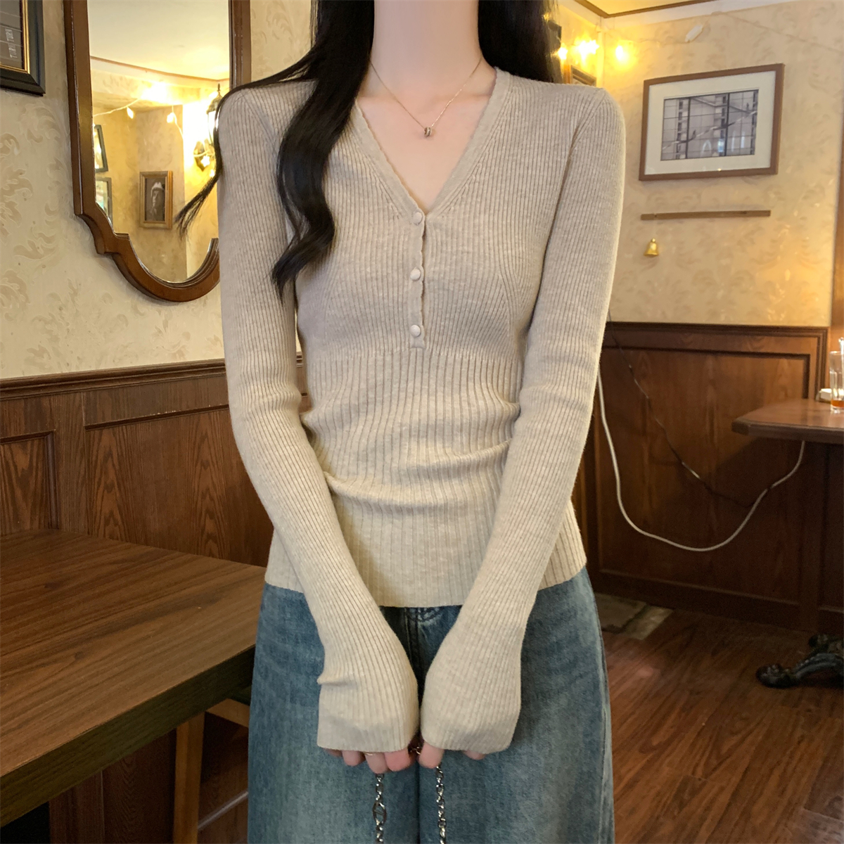 半开V领打底衫女内搭纽扣设计感