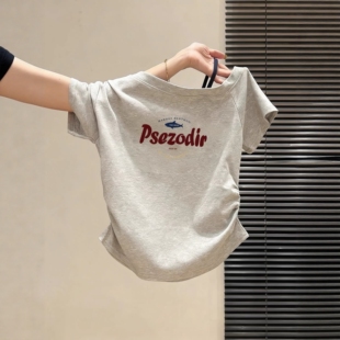 新款 美式 辣妹斜肩上衣2026夏季 T恤女灰色修身 风字母印花露肩短袖