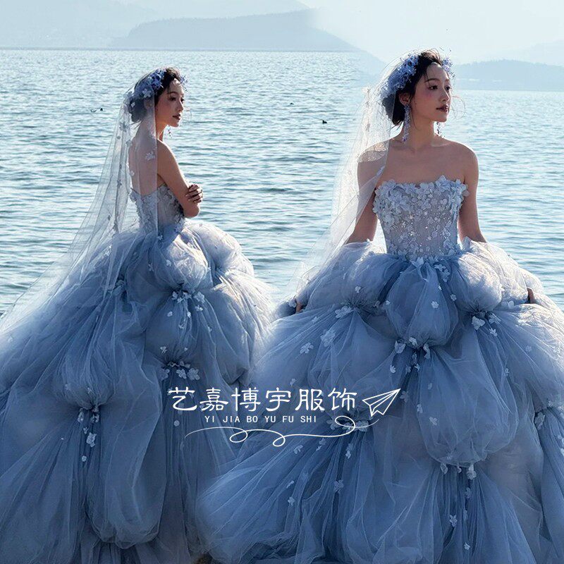 蓝色花神新款影楼拍照主题法式抹胸旅拍摄影海边写真小拖尾婚纱