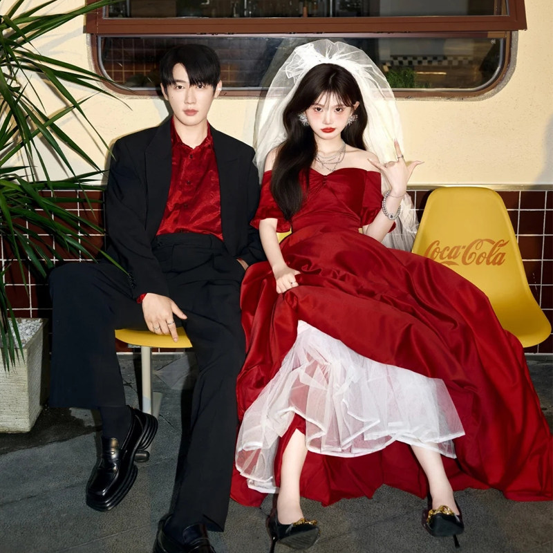 新款影楼主题红色复古甜酷风胶片缎面松弛小众街拍婚纱照摄影礼服