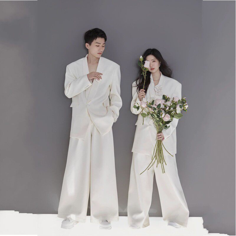 影楼新款情侣主题拍照简约白色西服情侣写真杂志旅拍个性艺术摄影