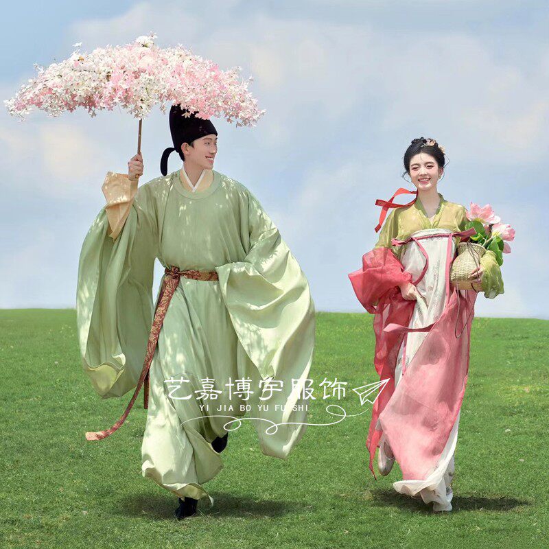 影楼新款情侣唐制汉服外景俏皮