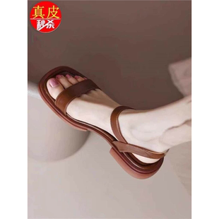 品牌真皮平底凉鞋女夏季2026新款舒适软底粗跟一字带露趾罗马凉鞋