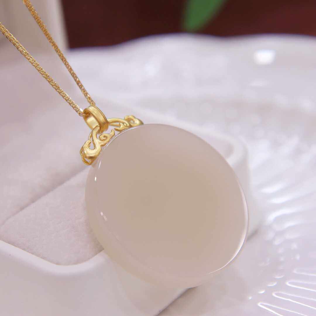 暑期新疆和田玉白玉圆形无事牌项链冰藕粉镶嵌18k黄金扣头a货玉石