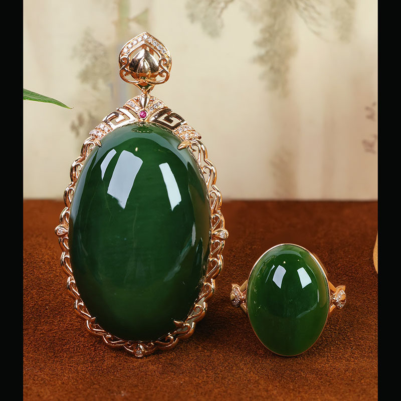 五一礼物天然新疆和田玉吊坠女a菠菜绿碧玉蛋面镶嵌18k金挂件戒指
