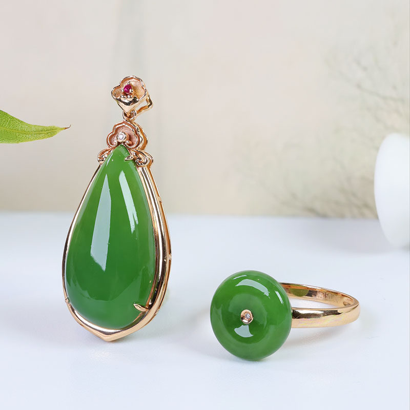 春夏季天然和田玉吊坠女老料菠菜绿碧玉水滴镶嵌18k金挂件戒指2件