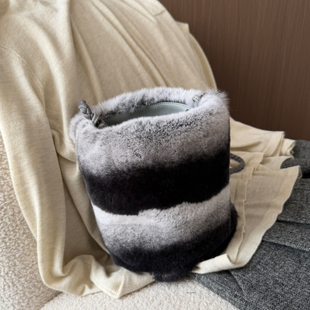 獭兔毛仿龙猫色水桶包包女冬新款 敞口青紫蓝色单肩手拿手拎小水桶