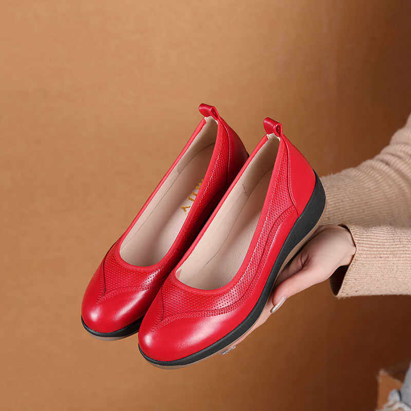 舒适休闲妈妈鞋厚底红色皮鞋2024春季新款平底中年单鞋女真皮女鞋