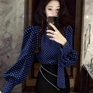 藏蓝色波点衬衫女长袖春秋新款法式挂脖飘带v领上衣漂亮雪纺小衫