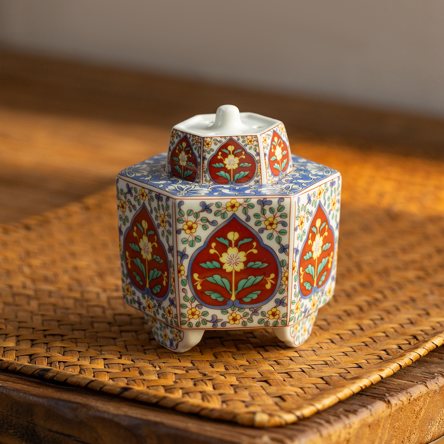 日本进口九谷烧手绘六角如意香炉熏香器茶茶桌摆件家用三足香薰炉