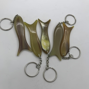 天然黄牛角长7-8厘米左右牛角小鱼刮痧板小挂件钥匙扣装饰品