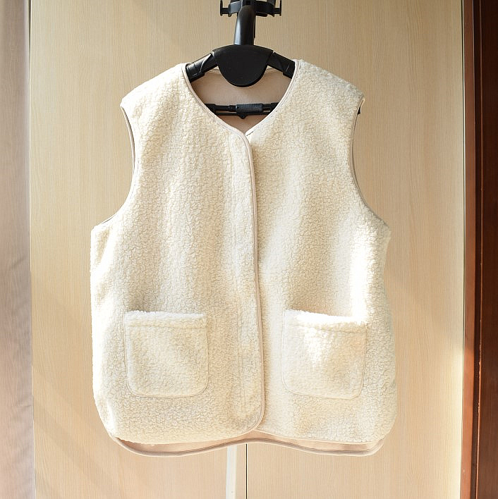 米白色圆领麂皮绒羊羔毛马甲外套