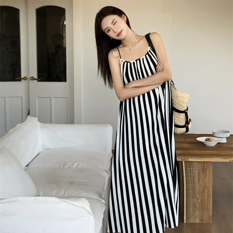 高级感孕妇装夏装撞色条纹吊带连衣裙设计感孕妇显瘦长裙海边度假