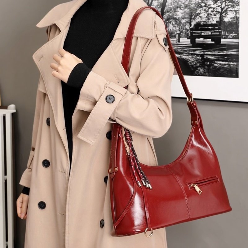 复古酒红软皮大容量通勤托特包