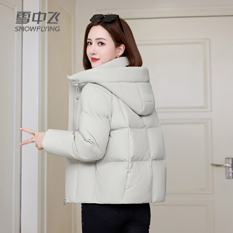 雪中飞2025新款短款羽绒服时尚连帽面包服加厚防寒羽绒衣外套米色