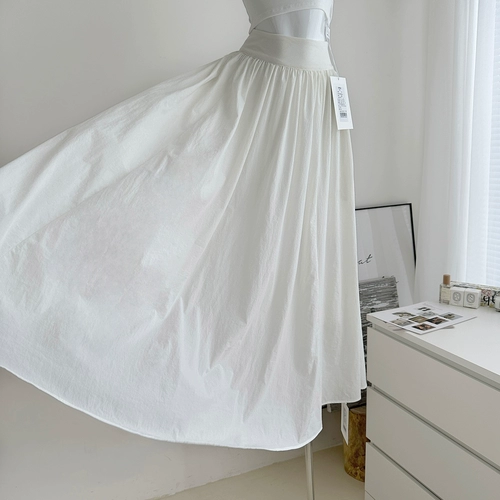 Короткая футболка, длинная длинная юбка, по фигуре, А-силуэт