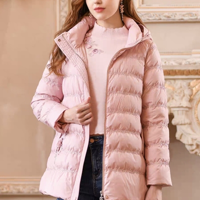PMAOW7623/10/37—4380粉红玛琍25新款时尚舒适白鹅绒连帽羽绒服