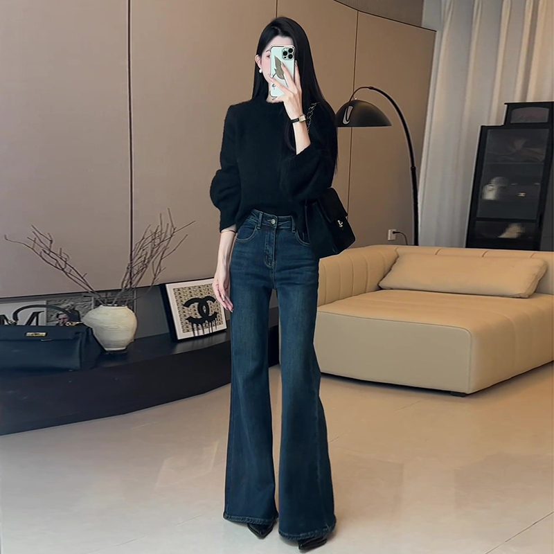 深蓝色不贴腿微喇牛仔裤女